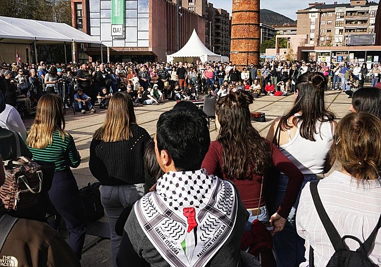 Parón multitudinario en la Azoka para denunciar el genocidio en Palestina